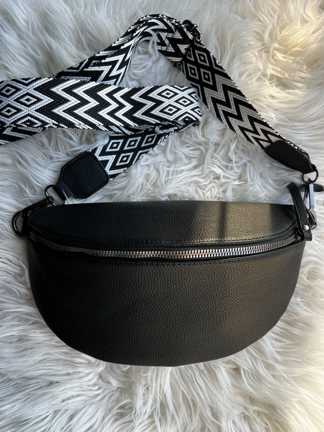 AMIGO premium vegan leather crossbody bag | black